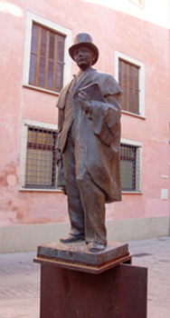Estàtua de l'estudiant a Vic